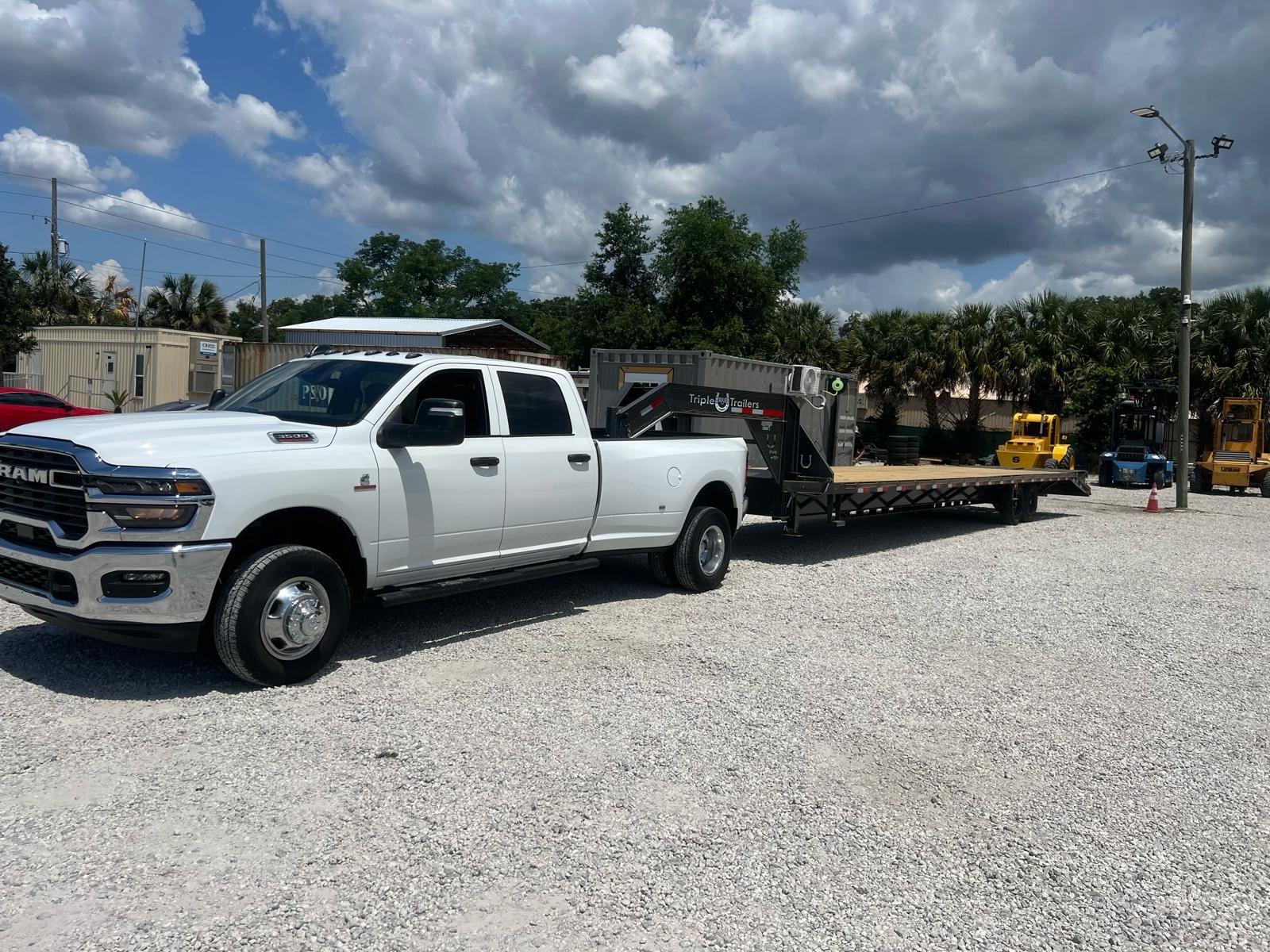 Camión y plataforma listos para trabajar