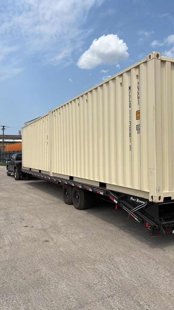 Contenedor de carga transportado en plataforma