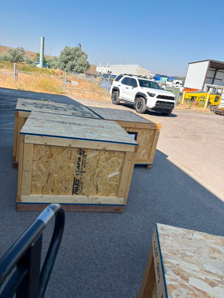 Cajas de madera preparadas para carga