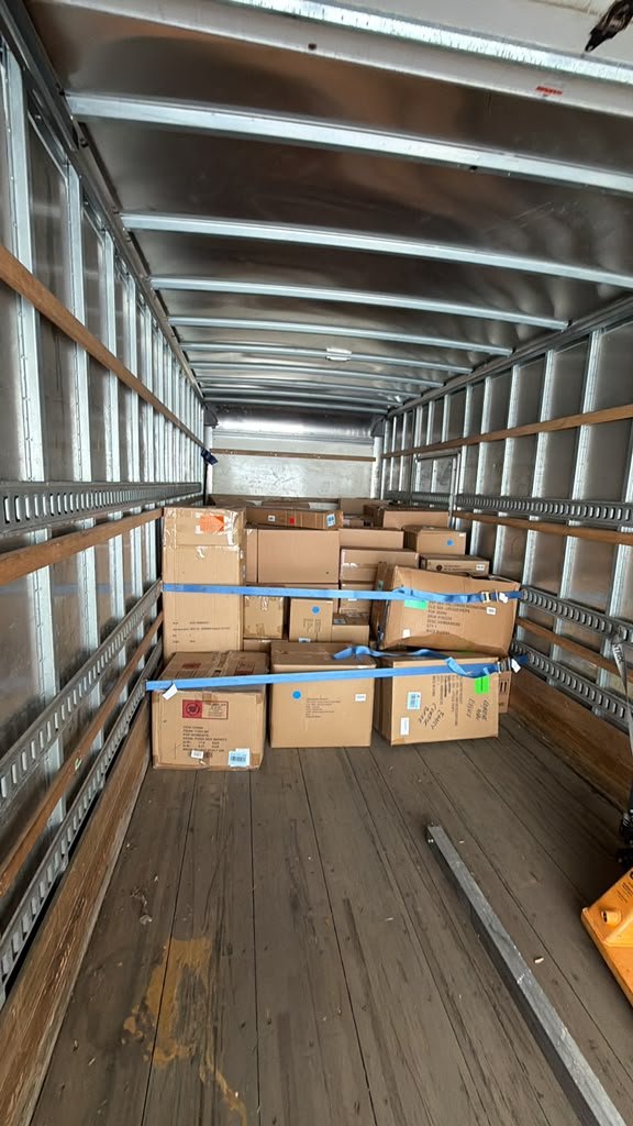 Cajas aseguradas dentro del camión