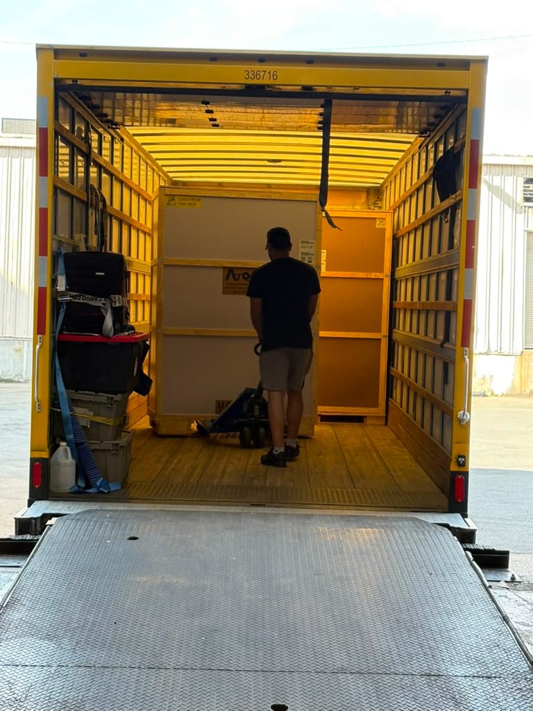 Carga de cajas y equipo dentro del camión