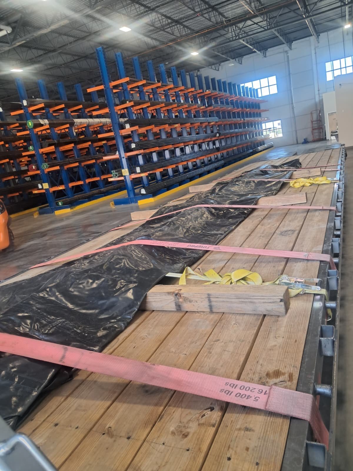 Remolque de plataforma con correas y materiales de protección durante preparación de carga