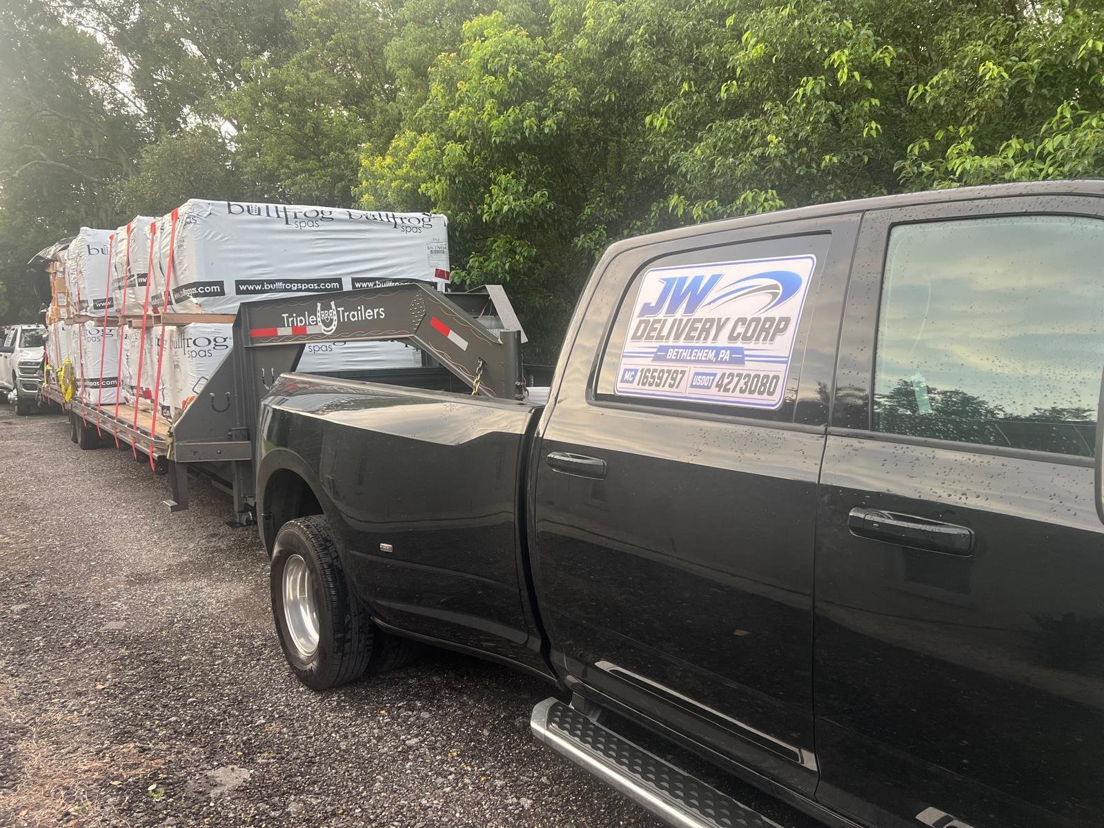 Equipo de JW Delivery Corp preparado para el transporte