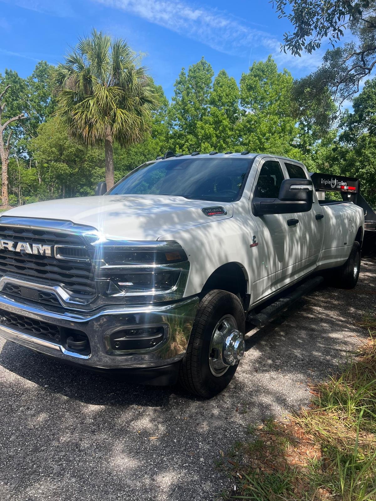 Camión RAM 3500 blanco de JW Delivery Corp