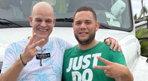 Igor Iturriaga y José Rafael Muñoz juntos frente a un camión