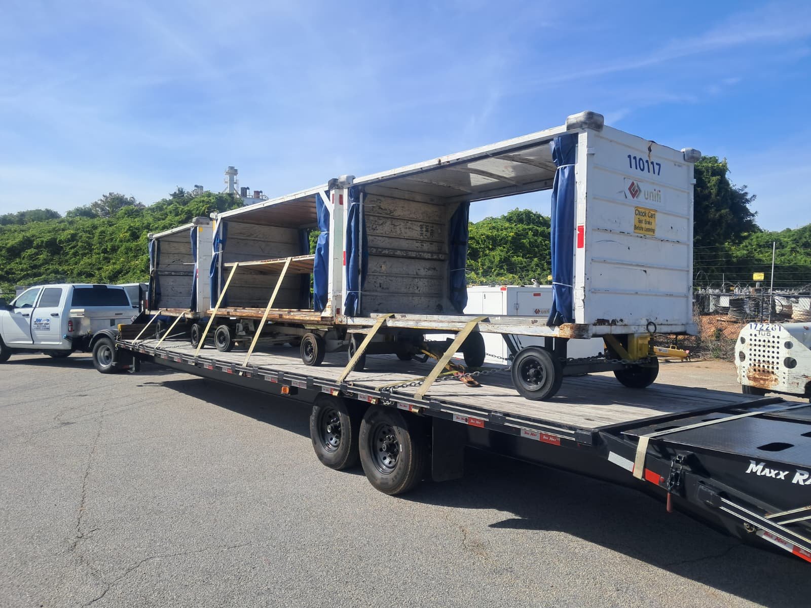 Transporte de carros de servicio sobre plataforma.