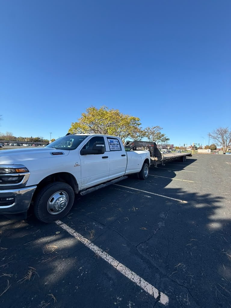 Camión pickup y remolque de JW Delivery Corp.